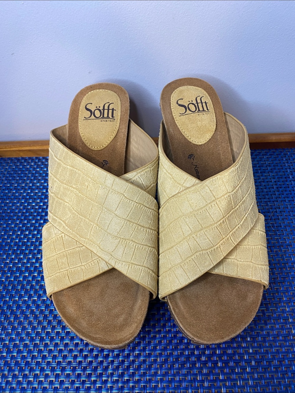 NWOT Sofft Ciera Butter Yellow Croc-Embossed Suede Wedge Sandals 8